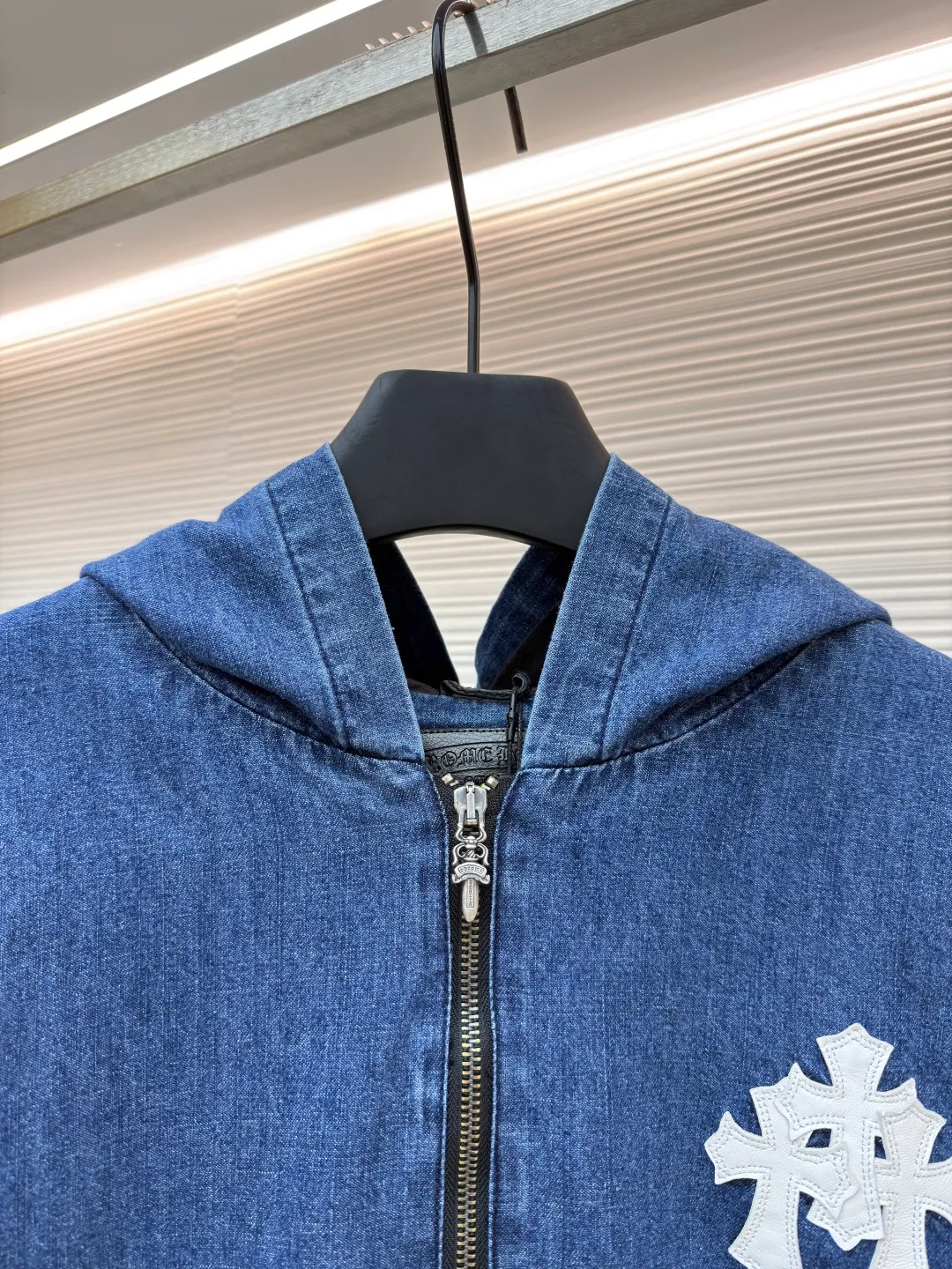 Chrome Hearts hooded patch pocket half-zip jacket ●Original version: Purchased and developed at 38979 ●Item number: 1681625-C20 ●Fabric: Denim denim fabric ●Technology: Glue printing ●Color: blue ●Version: Fitted version ●Weight: about 915 grams ●Size: S-M-L ●Description: Original domestic stock purchased for 3.4W The development cost is extremely high, and the fabric is imported from Italy with high density Made of pure cotton twill denim, the jacquard lining has a minimum order loss of one thousand meters. The printing is based on the original version with hand-made glue printing, focusing on hand-sewn sheepskin crosses. The gold content is extremely high, the authentic ancient silver-made chain heads (key points: the zipper pullers are sprayed with silver to make them look old). The overall routing is straight and delicate, the fabric is comfortable and soft, and the color is consistent without color difference. It can be matched with the same style to create a fashionable look and control various occasions. Customized accessories, three complete standards, the same style for men and women!